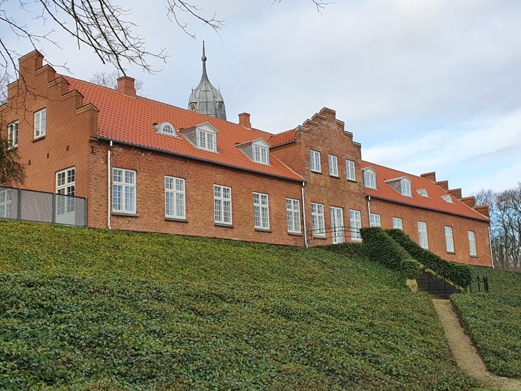 Energirigtige vinduer i historisk stil fra Madsen Vinduer og Døre var en del af renoveringen i 2019 af Demstrup Hovedgård.