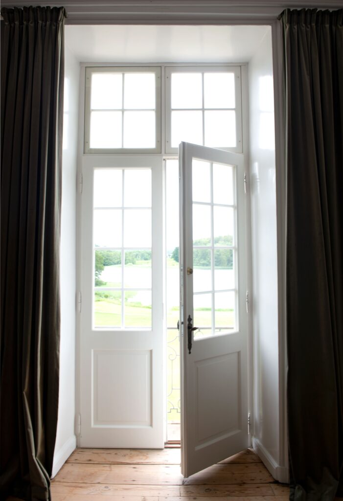 Elegant fransk dør udskiftet i stueetagen på Næsseslottet sammen med, at 150 individuelle vinduer  laves til Næsseslottet. Alt er lavet af Madsen Vinduer og Døre.