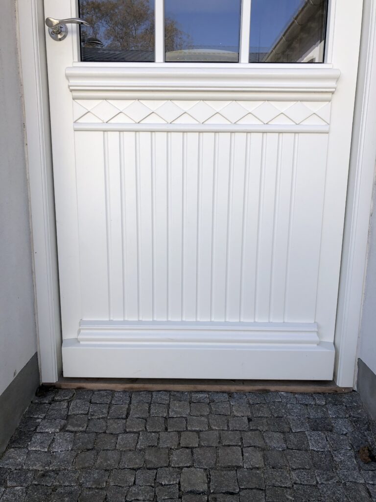 Personlig hoveddør med bue og udsmykninger i dørbladet under de småsprossede vinduer. Specialfremstillet af Madsen Vinduer og Døre.