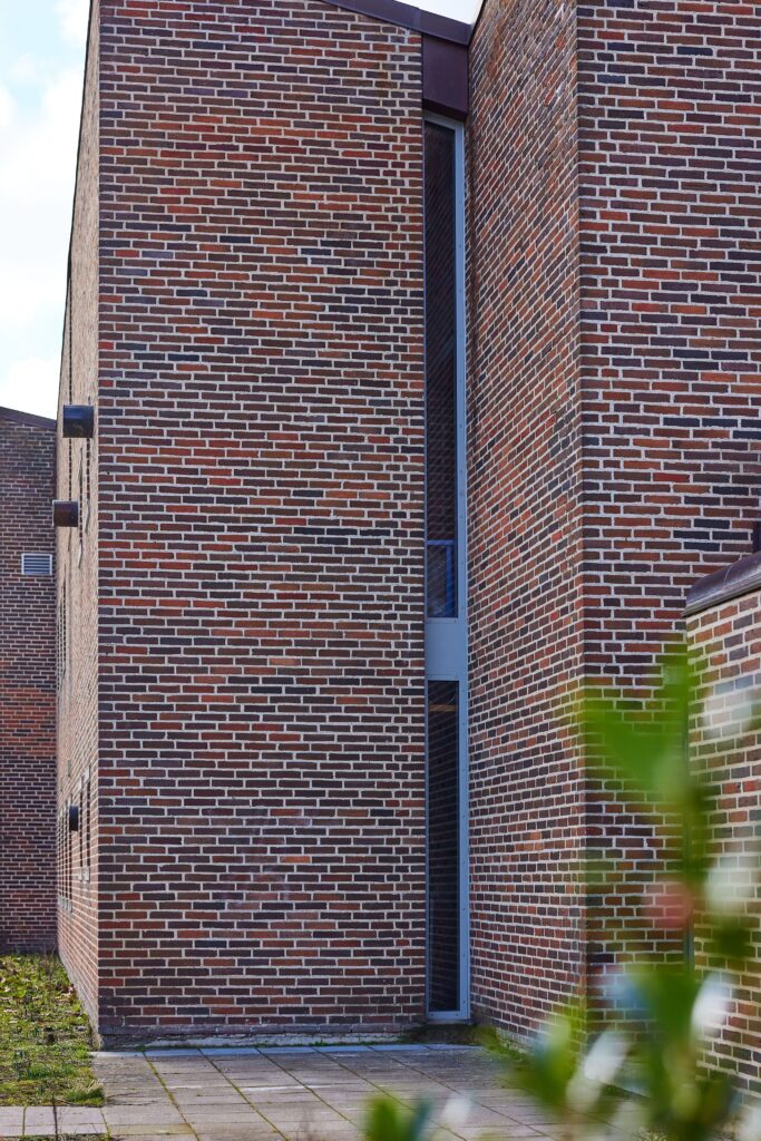 Et højt, smalt vindue i Avedøre Kirke, som er blevet speciallavet af Madsen Vinduer & Døre under renoveringen af kirken i 2021.