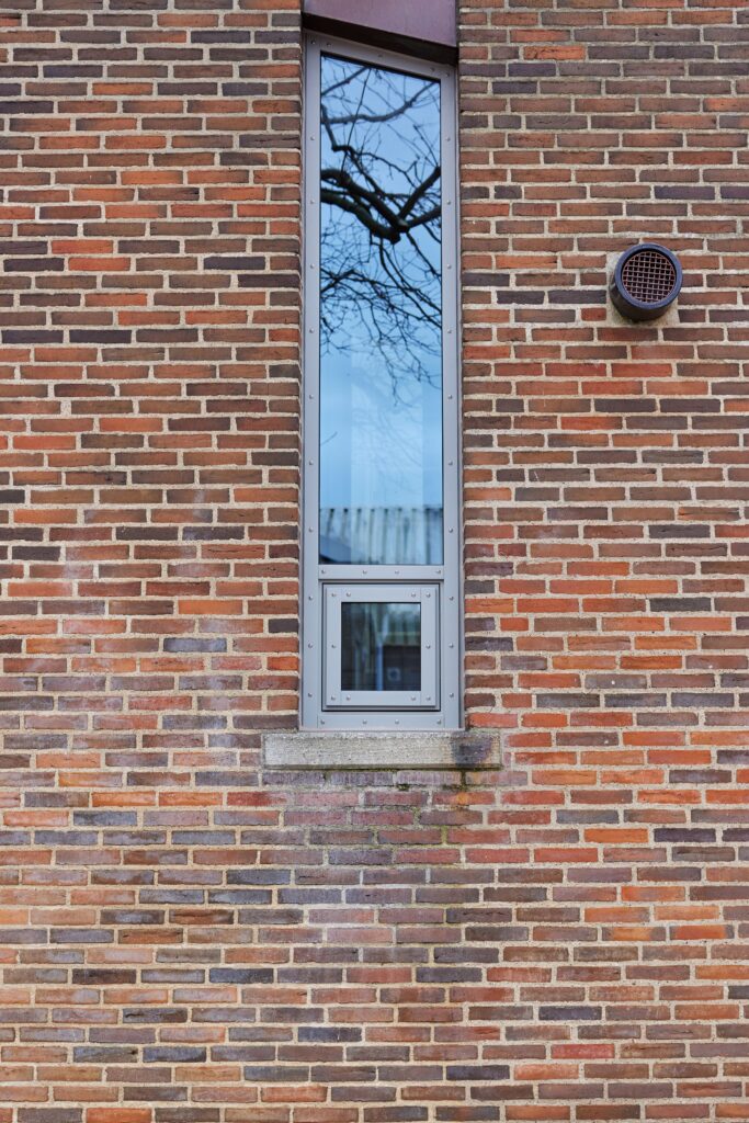 Ét af de mange forskellige vinduer i Adveøre kirke med egne mål og udformning. Speiallavet af Madsen Vinduer & Døre. 