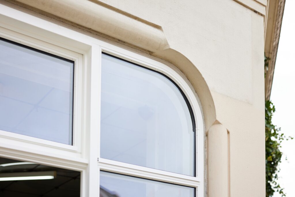 Madsen Vinduer & Døre døbte de specialfremstillede vinduer for ”Østerbrovinduer”. Vinduet er med buede tophjørne på ellers lige vinduesrammer.